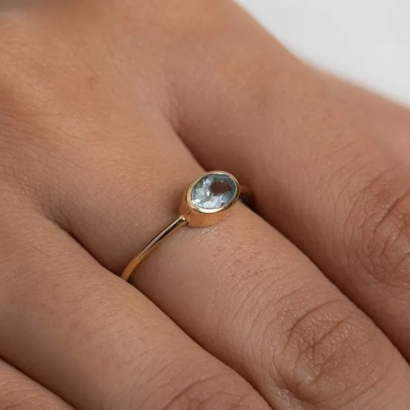 14K Gold Oval Cut Aquamarine Ring