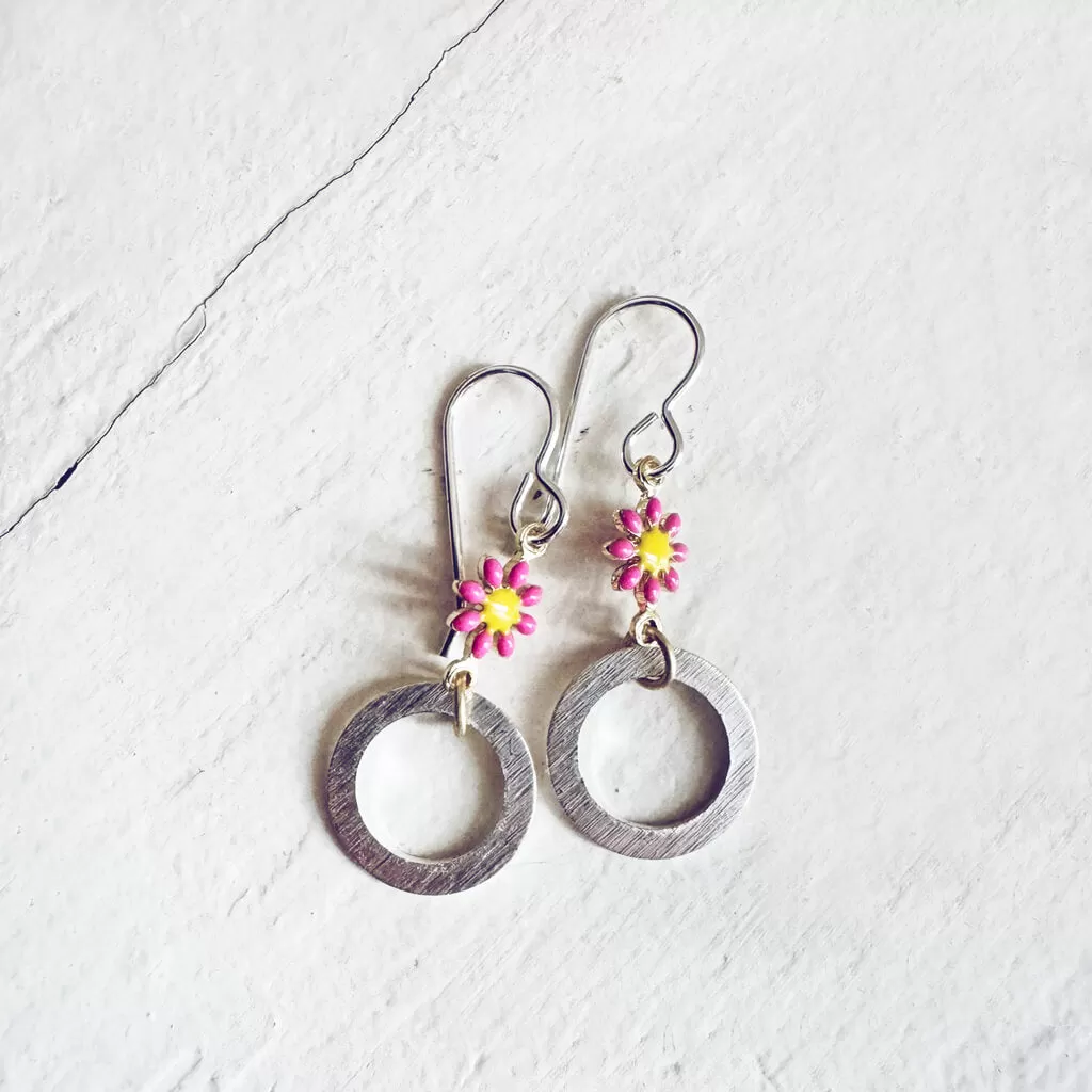 daisy ring // enamel daisy flower and silver plated circle ring earrings