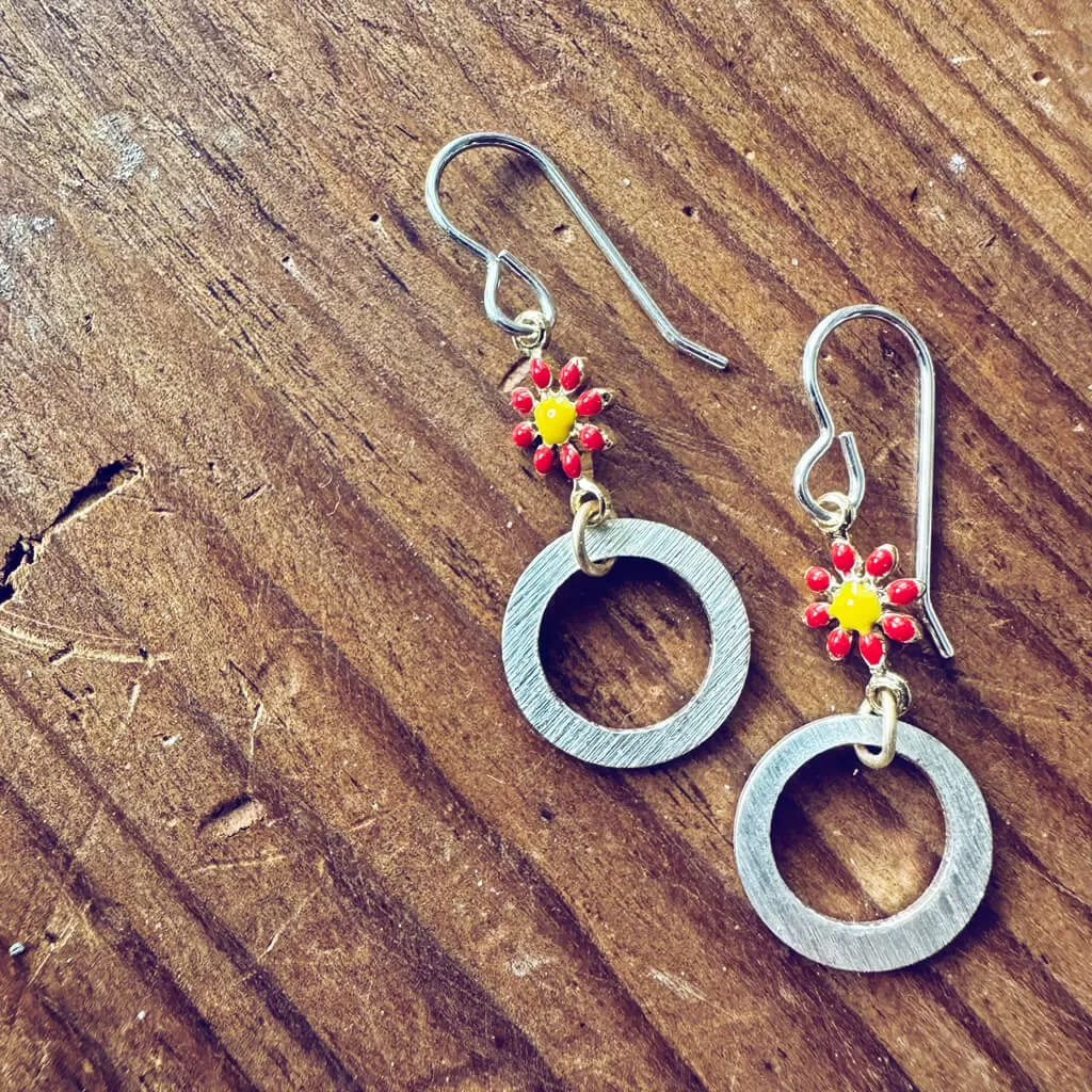 daisy ring // enamel daisy flower and silver plated circle ring earrings