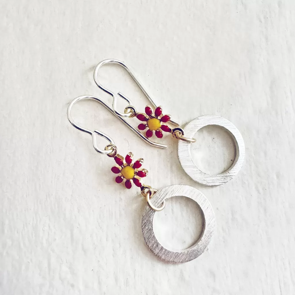 daisy ring // enamel daisy flower and silver plated circle ring earrings