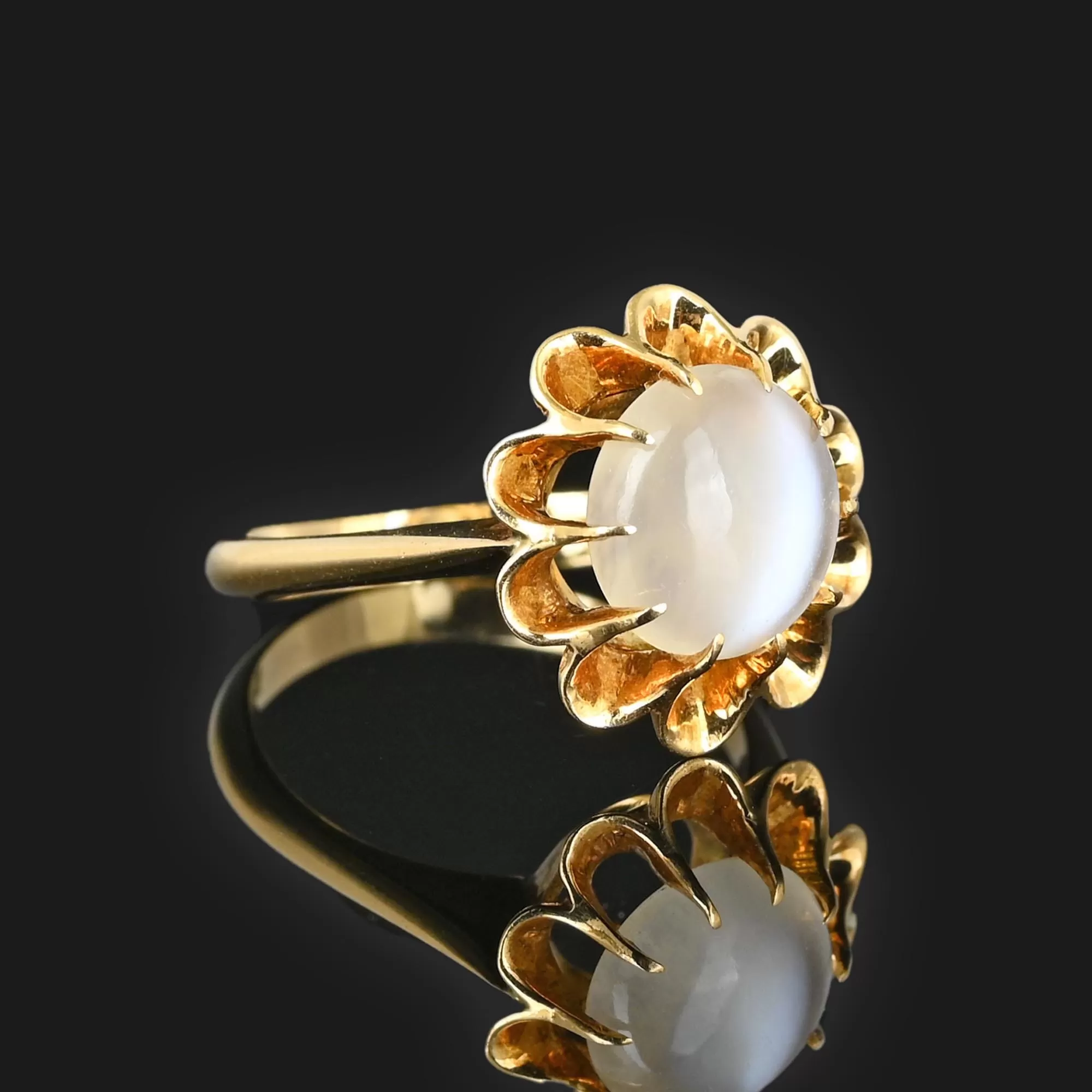 Vintage 18K Gold Buttercup Moonstone Ring